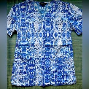 Zoe + Chloe Scrub Top - Size XS